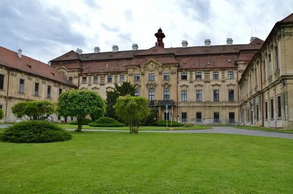 Zámek a zámecký park Měšice