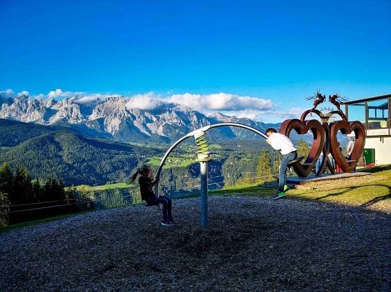 Reisen mit Kindern, Almwelt Austria - Familienurlaub im Hüttendorf in Schladming (Steiermark) - Beitragsbild - Familienurlaub, Familienreise, Reisen mit Kindern, Österreich, Austria, Hüttendorf, Urlaub im Hüttendorf, Urlaub in den Bergen
