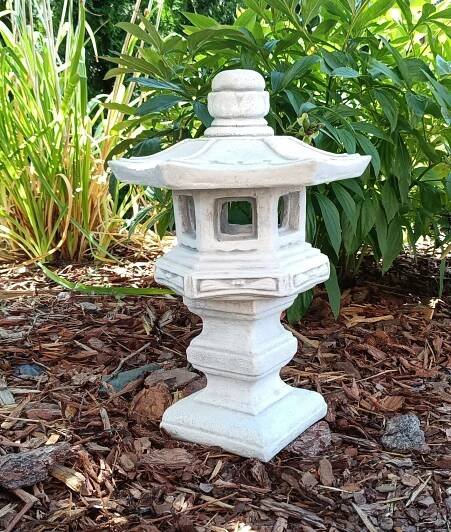 Pagoda / japonská betonová lampa – zahradní ozdoba – orientální – Hishigata