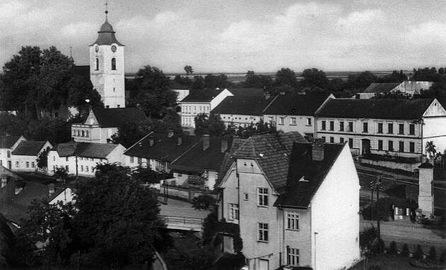 Velká Bystřice, pohled na náměstí kolem kostela od severozápadu; před rokem 1947 (sbírka Pavla Fiedlera).