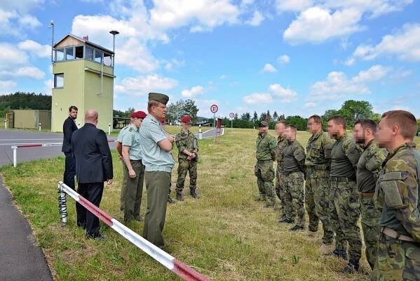 Generál Josef Bečvář navštívil Centrum podpory speciálních sil
