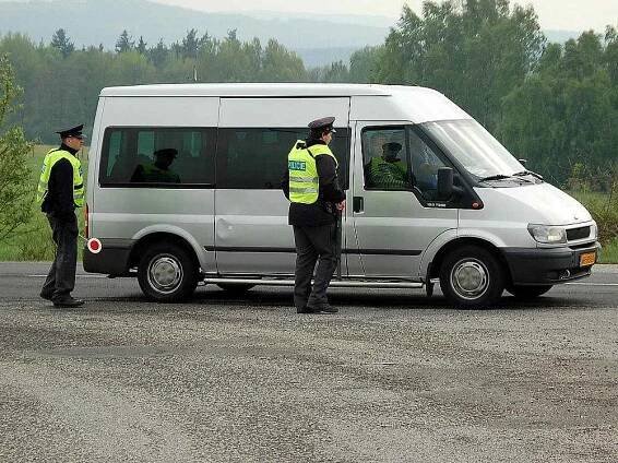 KVŮLI LOUPEŽI kontrolovali policisté vozidla na silnicích celého Karlovarského kraje.   