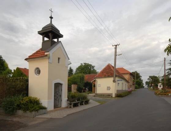 V Máslovicích je všechno jako na dlani – muzeum másla, kaplička i pomník obětem válek | Náš REGION