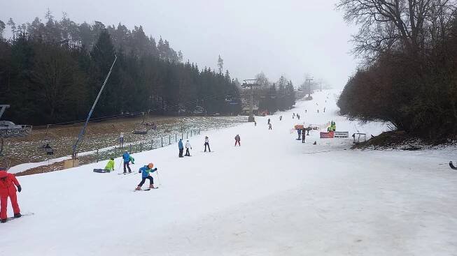 VIDEO: Lyžaři vzali před oteplením louckou sjezdovku útokem. Podívejte se