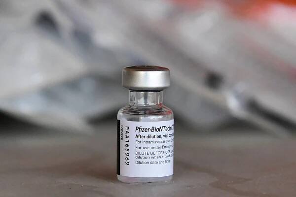 Ampulka s vakcínou proti covidu-19 od společnosti Pfizer. (Frederic J. Brown / AFP via Getty Images)