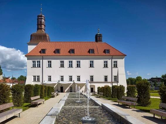 Rekonštrukcia a prestavba arcibiskupského zámku a záhrad, Dolní Březany | Archinfo.sk