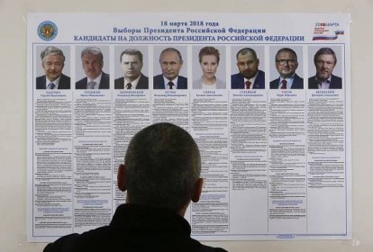 Volič se dívá na seznam kandidujících v... | iROZHLAS - spolehlivé zprávy