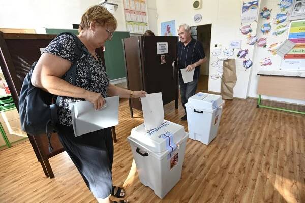 Volební místnost v jednom z okrsků v Olomouci