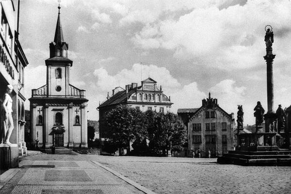 Nová Paka, východní strana náměstí s kostelem; nedatováno (sbírka Jiřího Fiedlera).