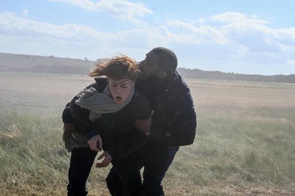 Vzpoura oceánů - Epizoda 5 - Z filmu - Leonie Benesch, Alexander Karim