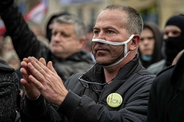 Demonstrace fanoušků v Praze na Staroměstském náměstí se 18. října 2020 po ukončení zvrhla v bitky s policií.
