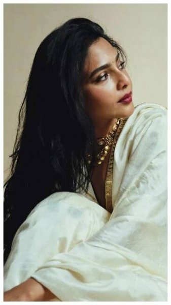 Aishwarya Lekshmi’s aura: 8 shades of elegance, ease & ethereal charm
