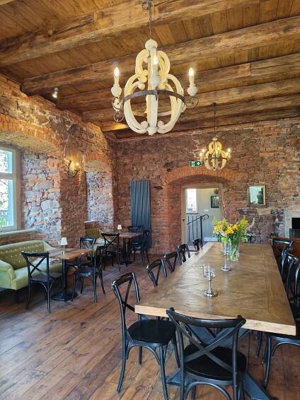 Fotogalerie • Zamek Sarny - budynek bramny z restauracją (Kavárna) • Mapy.com