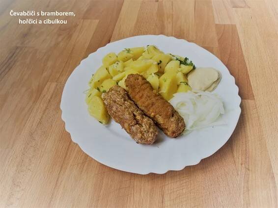 Čevabčiči s bramborem, hořčicí a cibulkou