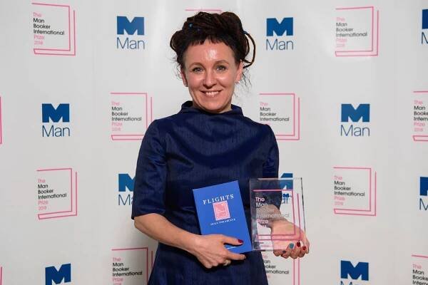 Man Booker Prize putuje do Evropy. Slavnou knižní cenu získala Polka Tokarczuková