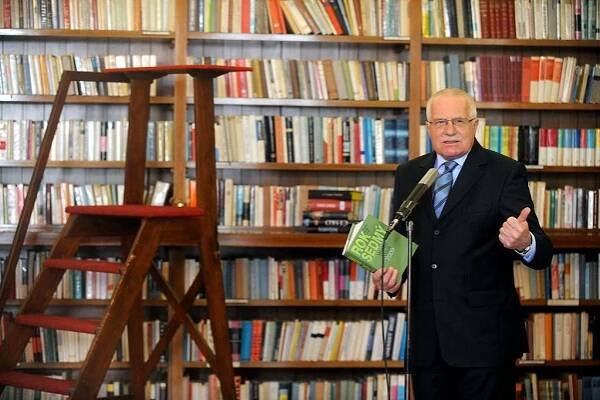 Milion ročně pro Václava Klause. Bývalého prezidenta sponzoruje muž, který od něj dostal milost — HlídacíPes.org