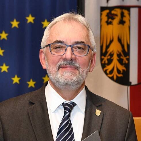 Každá šarže vakcíny musí projít schválením, říká profesor Libor Grubhoffer