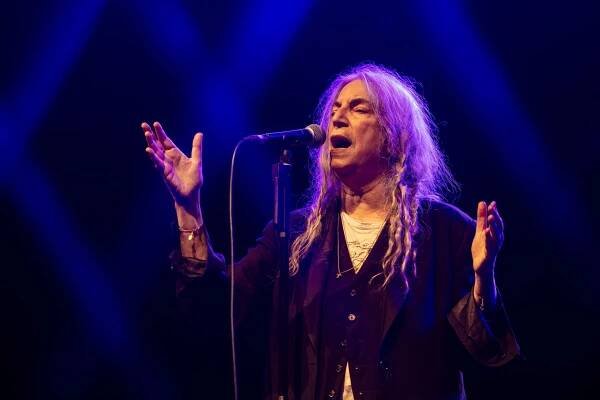 Neobyčejně krásný koncert. Patti Smith četla poezii, vzpomněla na Deppa i Krále