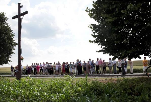 Svěcení nového kříže na Boleslavské ulici - Oficiální stránky obce Píšť