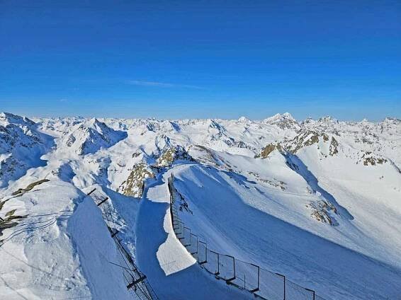 Pitztaler Gletscher Skigebiet mit Panorama über die Tiroler Alpen