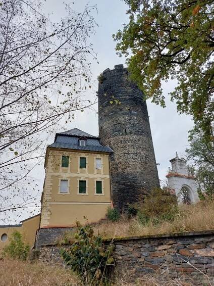 Hrad Starý Hrozňatov je nádherný ze všech stran