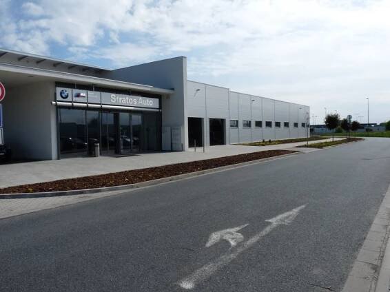 Zahradní úpravy areálu BMW Prosek, Praha 9 - Gardners.cz