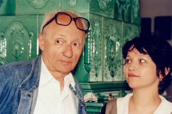 Alena Mihulová svou lásku našla v sedmnácti letech, když během natáčení sestřiček poznala jednou rozvedeného režiséra Karla Kachyňu. Svou lásku zpočátku tajili, ale neutajili. Vzali se po deseti letech, kdy už byla absolventkou JAMU a měla angažmá v Činoherním divadle v Ústí nad Labem. (1995)