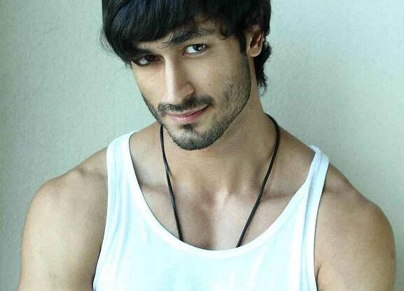 Vidyut Jamwal White Sleeveless shirt Wallpaper