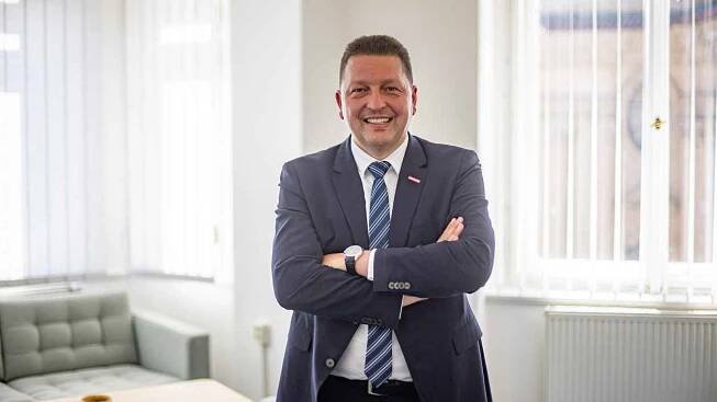 Díky členství v Unii ušetří každá rodina pět tisíc eur ročně, říká Radim Sršeň