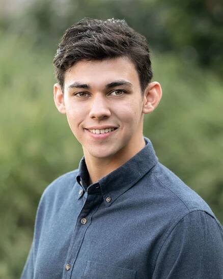 Senior portrait by Heidi Harting Photography
