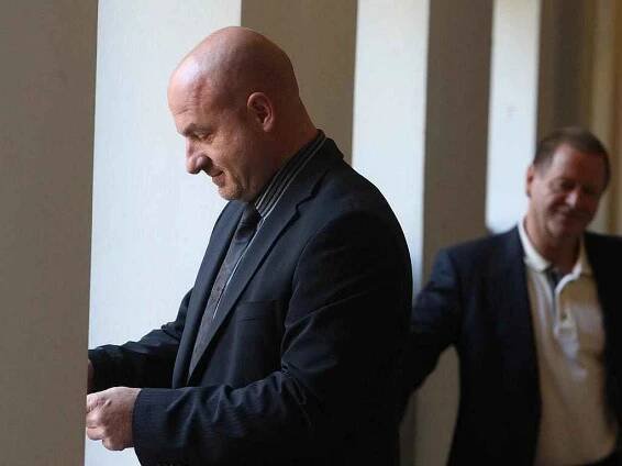 Soud s Františkem Šnajdaufem, po kterém žádá starosta Františkových Lázní Ivo Mlátilík (vlevo) omluvu