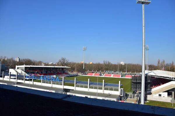 Kudla do zad fotbalovým Pardubicím. Vyrostla jim nová „tribuna“ na parkovišti!