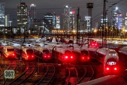 Vlaky, které nevyjely kvůli stávce strojvedoucích, stojí na odstavných kolejích poblíž nádraží ve Frankfurtu nad Mohanem, 24. ledna 2024. 