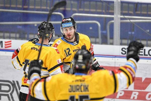 Utkání 42. kola hokejové extraligy: HC Vítkovice Ridera - HC Verva Litvínov, 16. ledna 2022 v Ostravě. (střed) Pawel Zygmunt z Litvínova.
