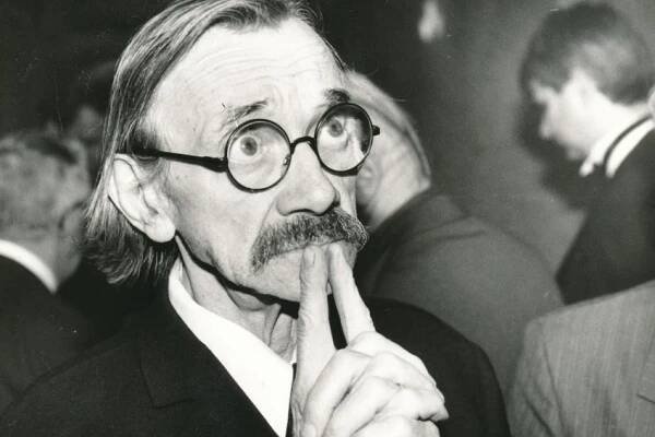 Josef Kemr se na smrt připravoval, několikrát spal v rakvi. Utajovanému synovi daroval své legendární brýle - OnlyU