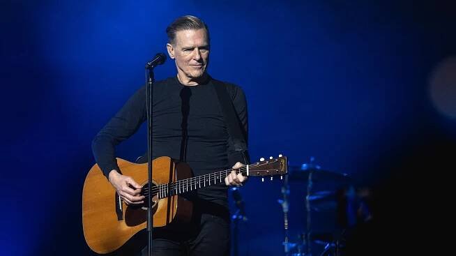 Nestárnoucí knadský hitmaker Bryan Adams s typickou kytarou.