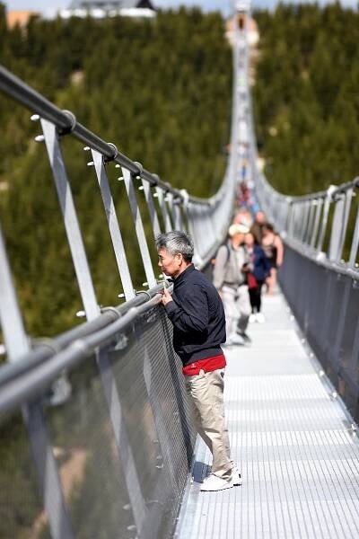 OBRAZEM: Adrenalin a stovky selfíček. Unikátní lávku zdolali první turisté