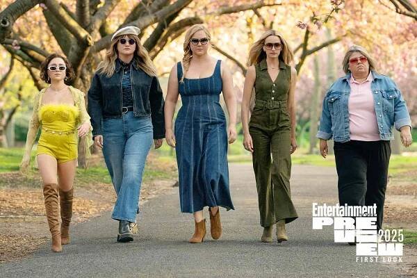 Lizze Broadway as Shirley, Jillian Bell as Kate, Amy Schumer as Lainy, Brianne Howey as Megan and Urzila Carlson as Fallon in Kinda Pregnant