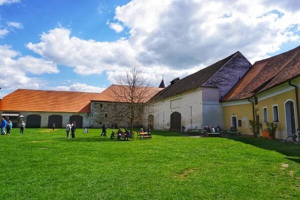 Pohádkový vodní hrad Švihov láká na Popelku i lodičky