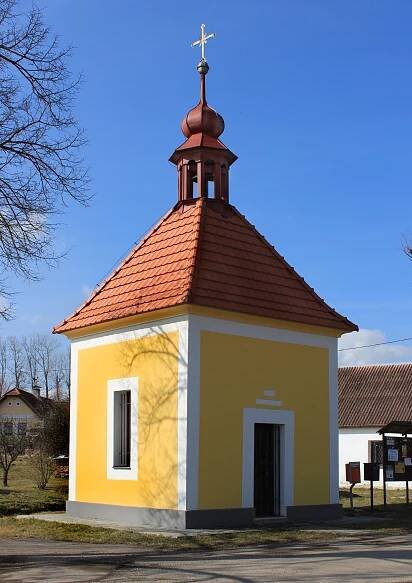 Soubor:Vesce, Mokrá, chapel.jpg – Wikipedie