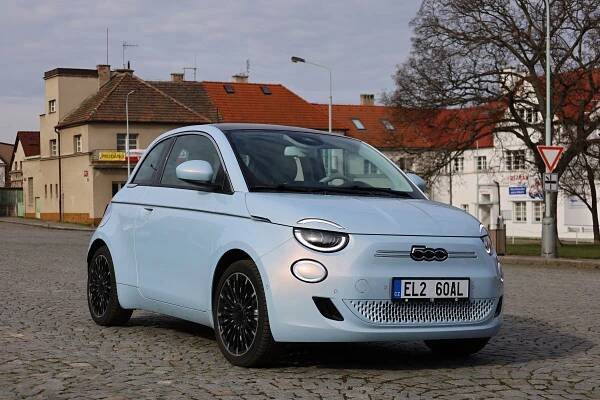 Test elektromobilu Fiat 500e La Prima (2021)