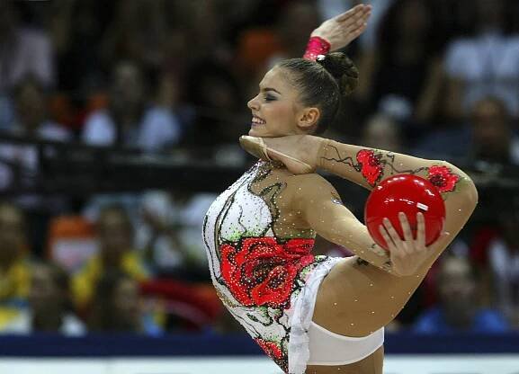 Ruská gymnastka Alina Kabajevová předvádí sestavu s míčem během klubového šampionátu v rytmické gymnastice v roce 2006.