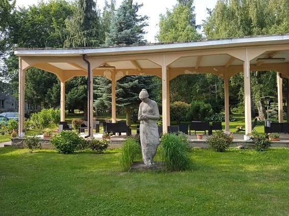 Kolonáda a park