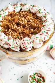 Food blogger, Bella Bucchiotti of xoxoBella, shares a gingerbread trifle recipe. This Christmas trifle is a delicious dessert for the holiday season.