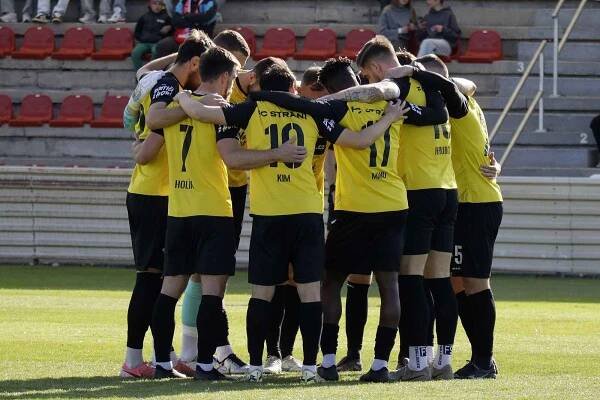 Fotbalisté vedoucí Kroměříže (bíločervené dresy) ve sváteční předehrávce 27. kola zdolali Strání 2:1.