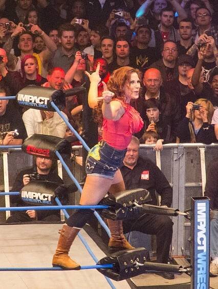 Soubor:Mickie James at TNA Impact Wrestling TV taping 2012 (2).jpg – Wikipedie