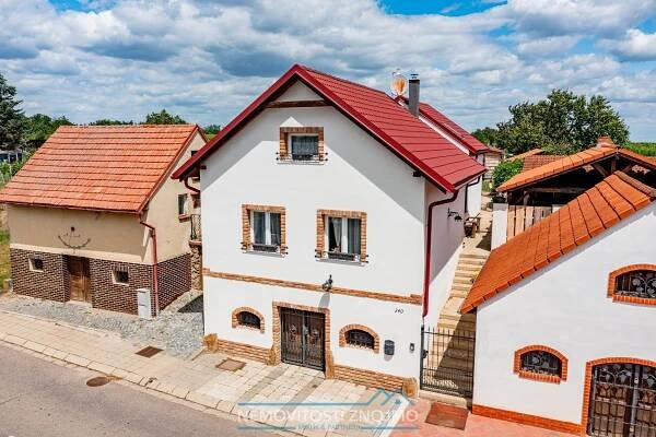 Apartmánový dům s lisovnou, vinným sklepem, venkovní pergolou a zahradou, k.ú. Drnholec