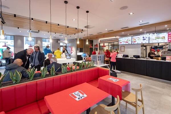 KFC na Dubině je otevřeno. Prvních 100 zákazníků v Ostravě mělo kyblík zdarma