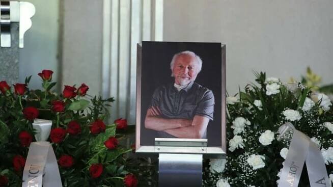 Poslední rozloučení s hlasem legendárního Vinnetoua obrazem: Na pohřeb Stanislava Fišera dorazila řada slavných tváří