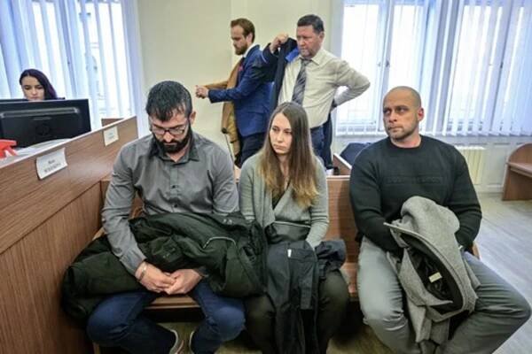 Zleva policista Tomáš Strnad, policistka Martina Kolaříková a policista Tomáš Soukup u Obvodního soudu pro Prahu 5